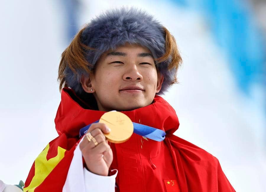 Su Yiming portera le drapeau chinois lors de la cérémonie de clôture des Jeux de Milan Cortina