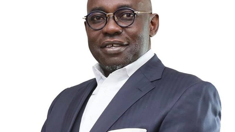 Sénégal : l&rsquo;ancien ministre Samuel Sarr a été arrêté, vendredi soir, à l&rsquo;Aéroport International Blaise Diagne (AIBD) de Diass par la police de l&rsquo;AIBD alors qu&rsquo;il rentrait de voyage.