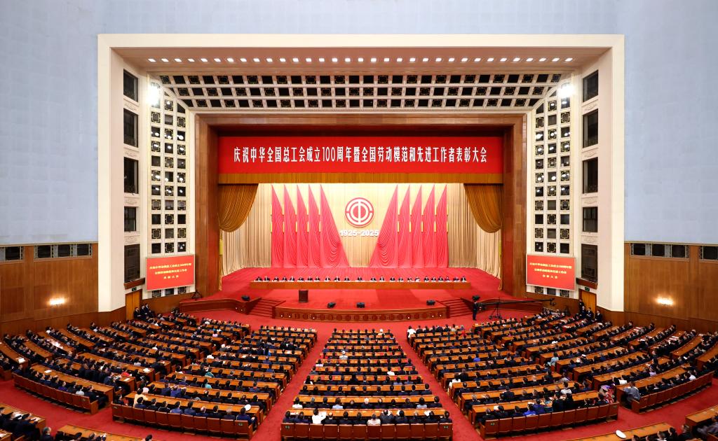 Xi Jinping met l&rsquo;accent sur la nécessité de rassembler les forces de la classe ouvrière pour le renouveau de la nation chinoise