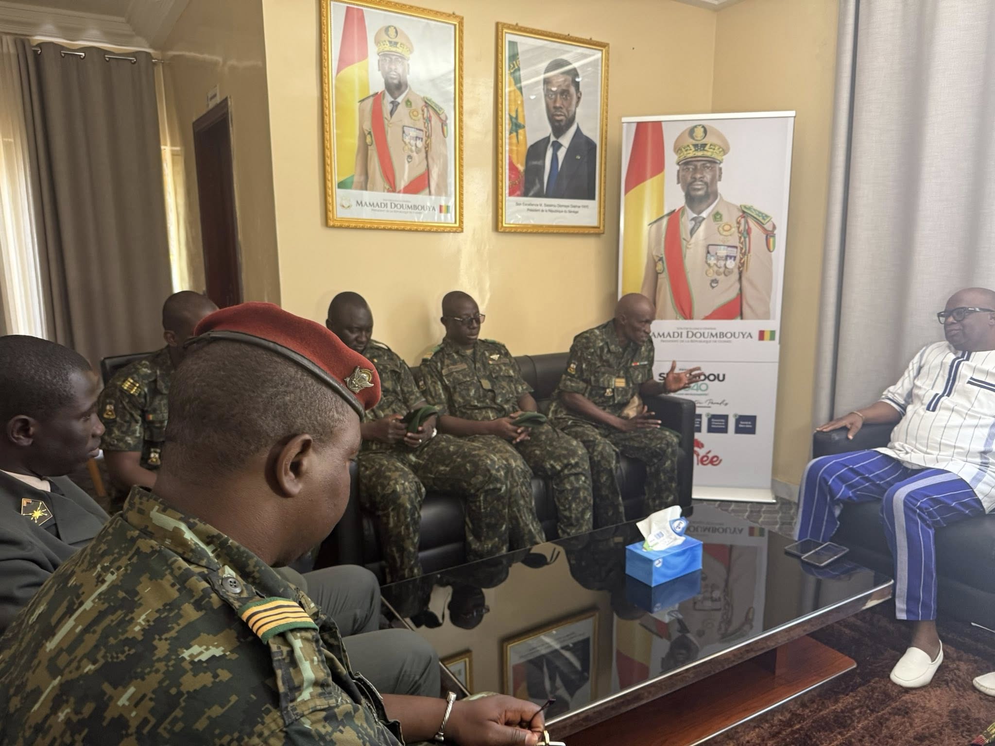 Diplomatie militaire : l’ambassadeur Mandjou Dioubaté reçoit une délégation de l’École d’état-major guinéenne à Dakar