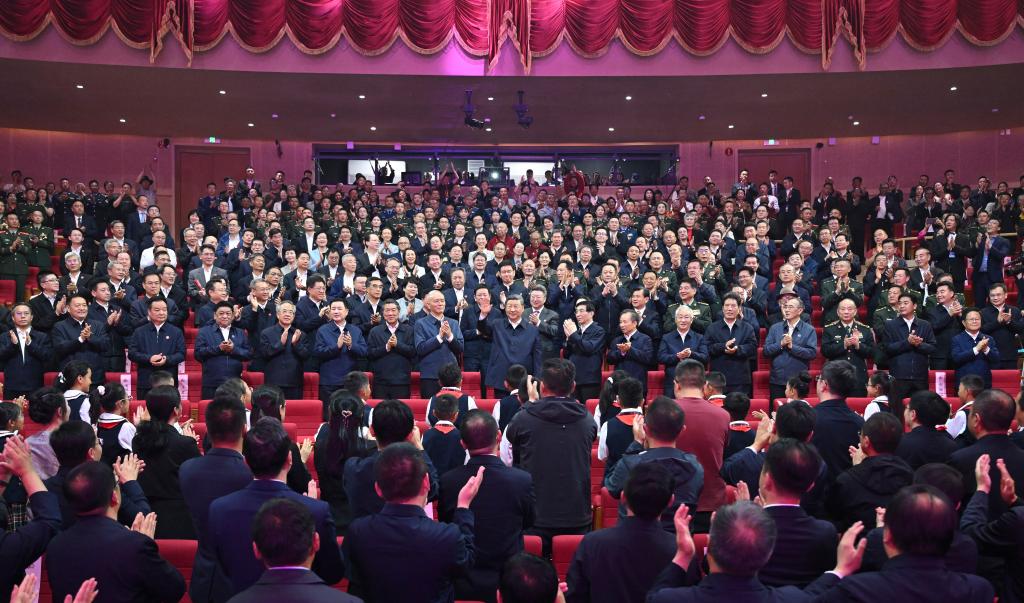 Xi Jinping assiste au gala marquant le 60e anniversaire de la fondation de la région autonome de Xizang