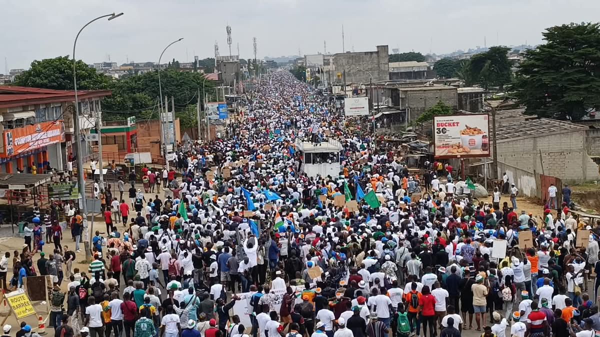 Côte d’Ivoire : des milliers d’opposants défilent à Abidjan, la tension politique menace la stabilité économique régionale