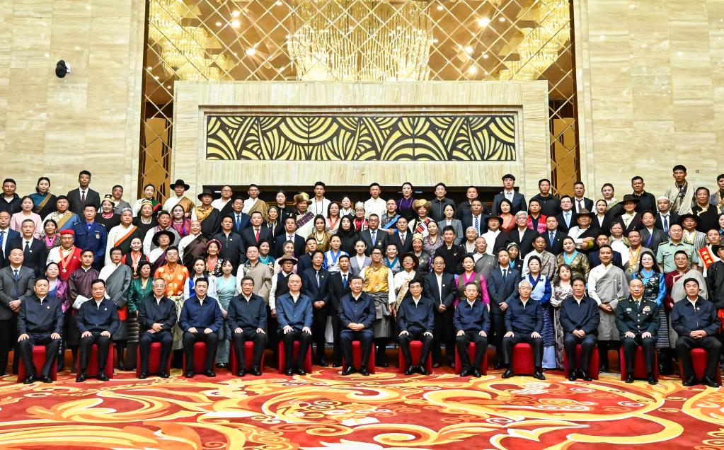 Xi Jinping appelle à des efforts concertés pour la modernisation lors de sa rencontre avec des représentants de tout le Xizang