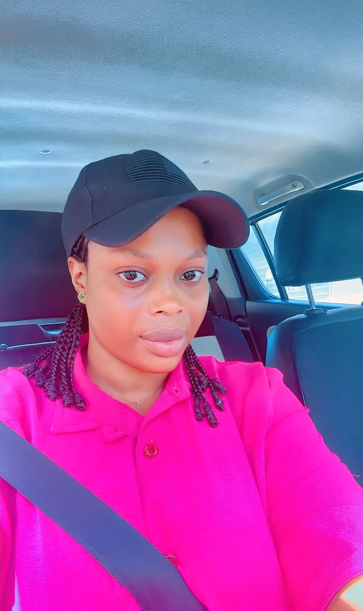 Sénégal : Khady Diop, l’ancienne couturière devenue l’une des rares femmes chauffeurs de VTC à Dakar