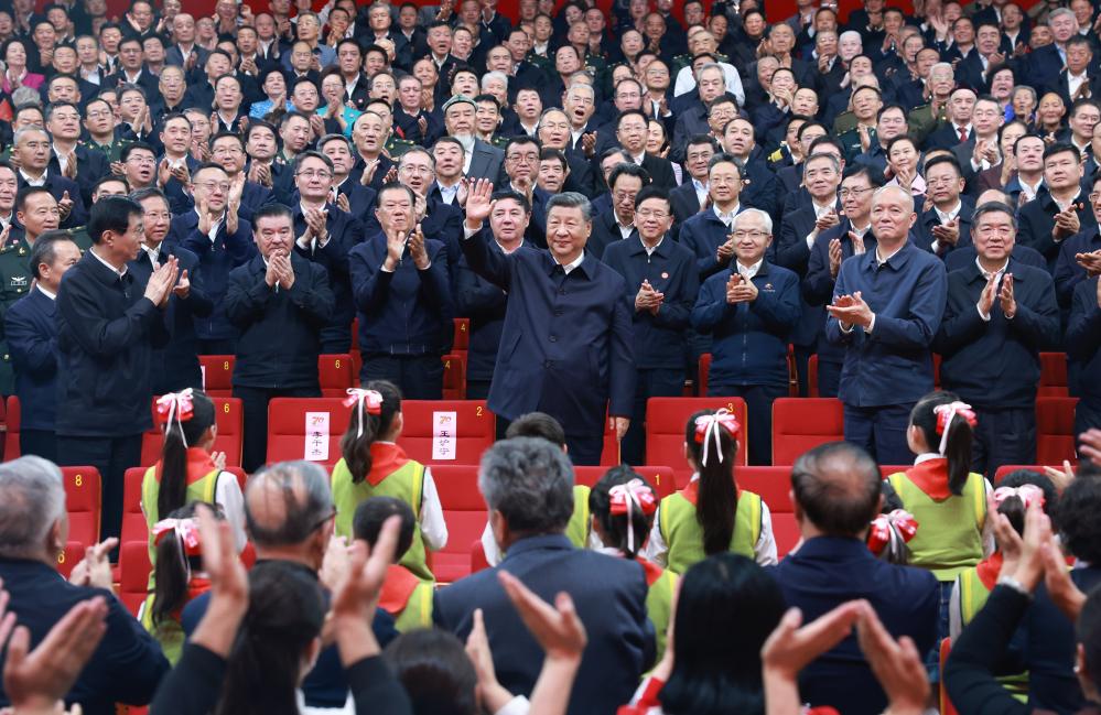 Xi Jinping assiste à un gala marquant le 70e anniversaire de la fondation de la région autonome ouïgoure du Xinjiang