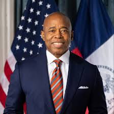 New York : Eric Adams renonce à sa réélection, coup de tonnerre à un mois du scrutin