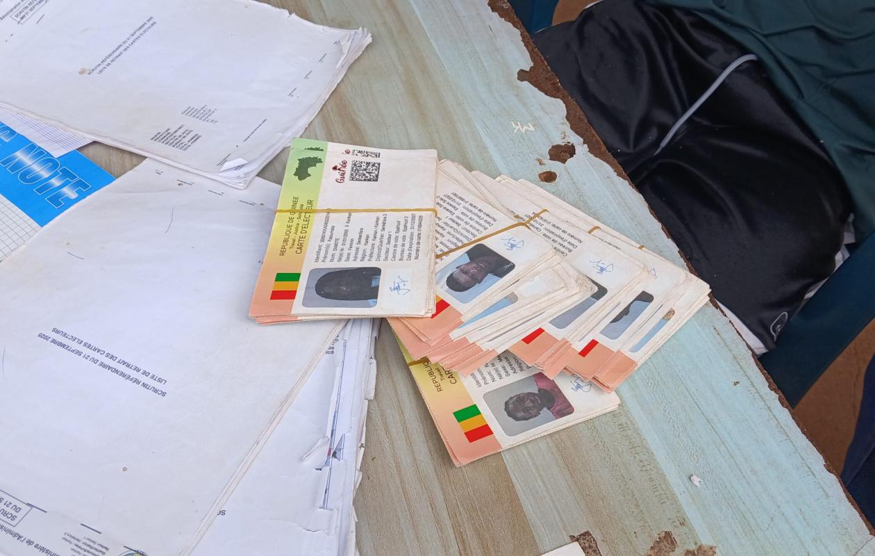À Kankan, les cartes électorales s’entassent… et la participation s’effrite