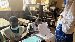 Référendum en Guinée : les bureaux de vote ferment sur fond de forte attente et de boycott partiel
