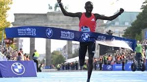 Athlétisme : le Kényan Sabastian Sawe s’impose au marathon de Berlin