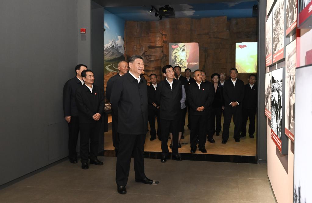 Xi Jinping visite l&rsquo;exposition marquant le 70e anniversaire de la fondation de la région autonome ouïgoure du Xinjiang