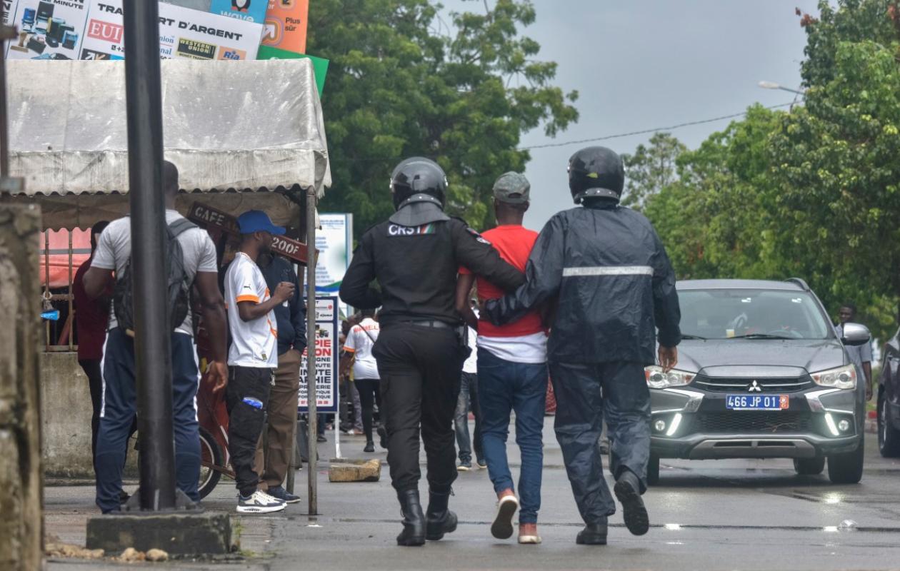 Présidentielle ivoirienne : la tension monte à Abidjan après la dispersion violente d’une manifestation de l’opposition