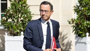 Bruno Retailleau quitte l’Intérieur en lançant un appel à « rétablir l’ordre » face à une « France désarmée »