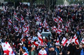 Géorgie : des dizaines de milliers de manifestants dans les rues de Tbilissi le jour des élections locales