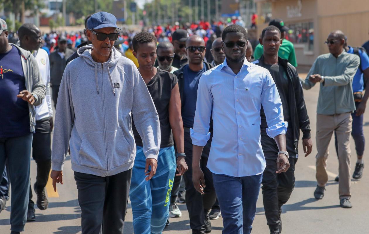 Diomaye Faye en chemise pour une marche de 5 km avec Paul Kagame en tenue de sport : une image qui fait parler