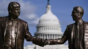 Washington : Une statue satirique de Trump et Epstein réapparaît main dans la main près du Capitole
