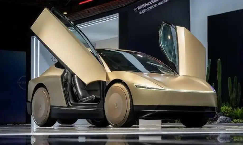 Le Cybercab de Tesla fait ses débuts en Asie-Pacifique au 8e salon CIIE.