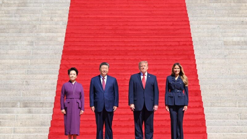 Xi Jinping et Peng Liyuan visitent les Archives nationales des Etats-Unis avec Donald Trump et son épouse