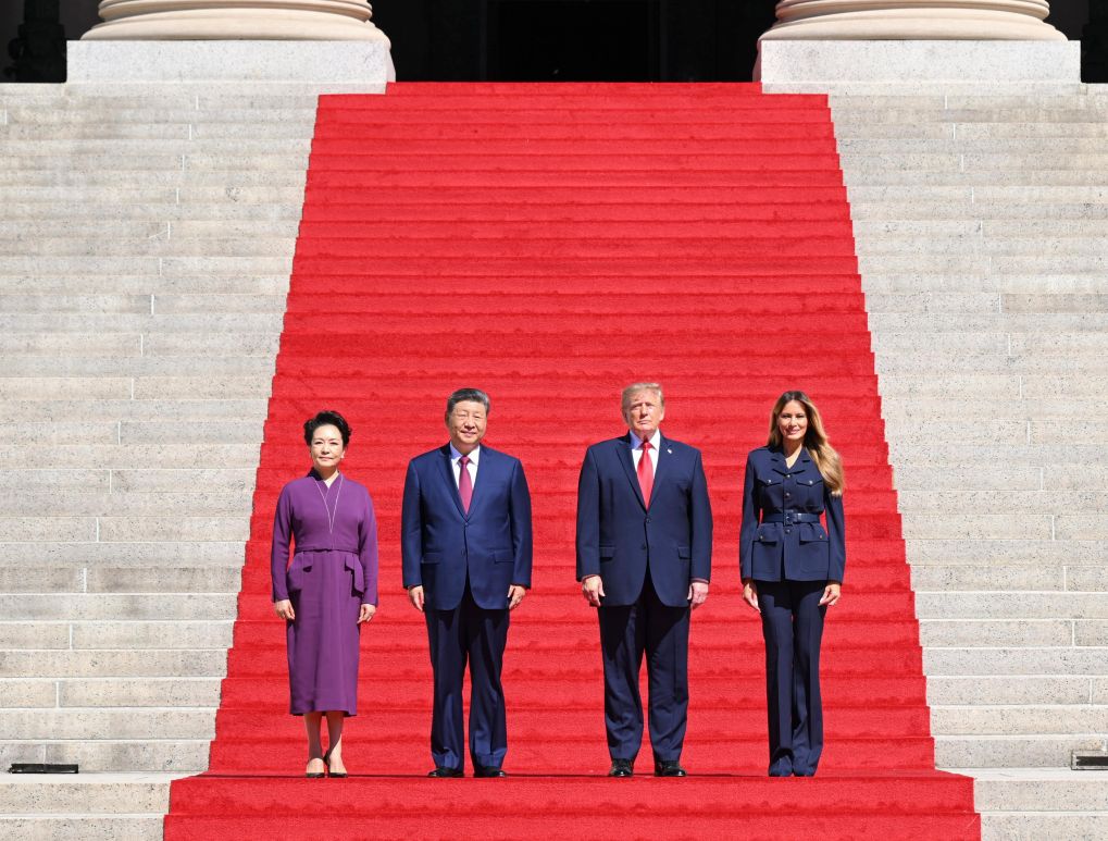 Xi Jinping et Peng Liyuan visitent les Archives nationales des Etats-Unis avec Donald Trump et son épouse