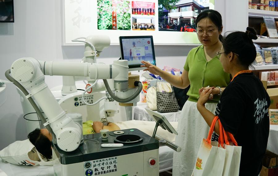 (Table ronde économique de la Chine) La consommation de services dépasse celle de biens alors que le marché chinois de la consommation entre dans une nouvelle phase (experts)